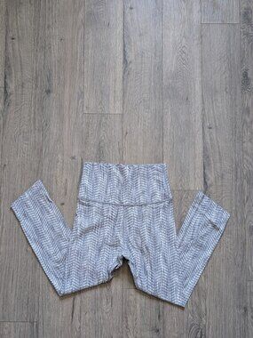 84.🩶 Lululemon Textured Capri Leggings — Gray & White (Size 8) 🩶